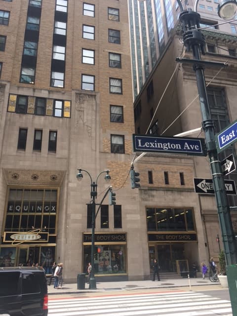 Gebäudeansicht an der Lexington Avenue in New York, Standort der Baaderbank im internationalen Trading-Umfeld.