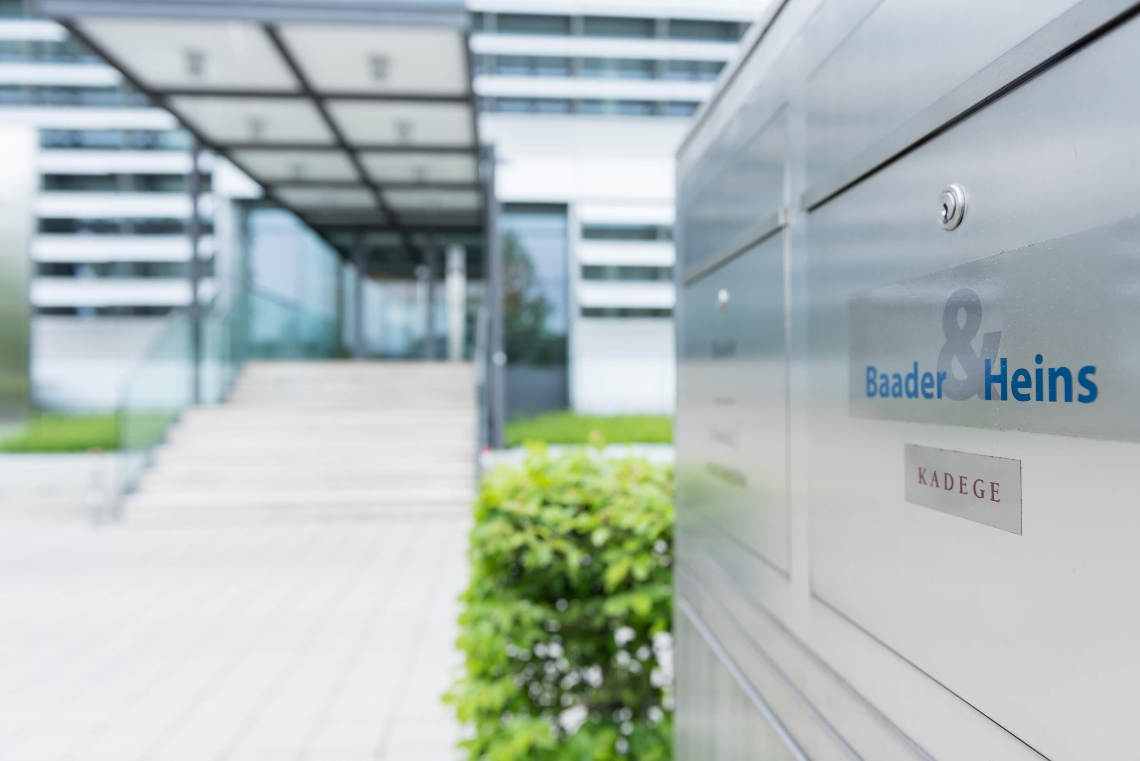 Briefkasten mit Aufschrift „Baader & Heins“ am Firmensitz vor dem Eingangsbereich.