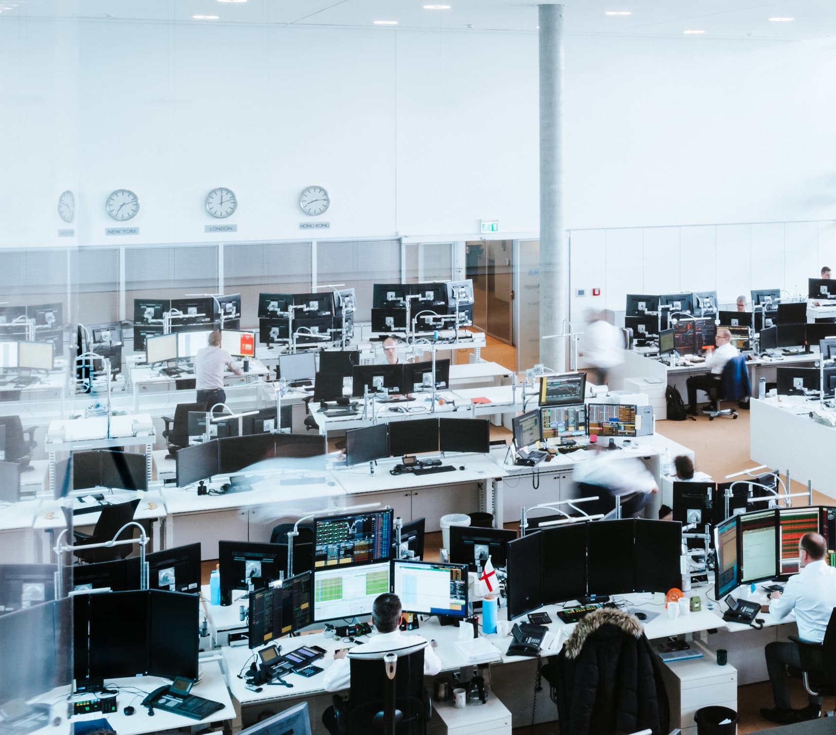 Handelsraum mit vielen Monitoren und Mitarbeitenden im Trading-Bereich der Baaderbank.