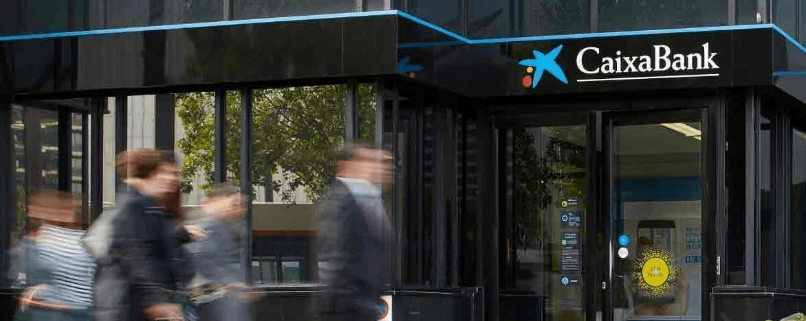 Eingangsbereich der CaixaBank, Menschen laufen verschwommen vorbei.